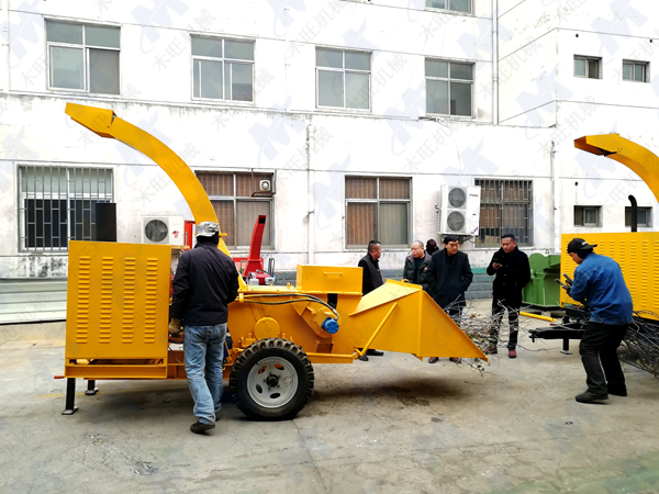 焦作客戶來廠試機簽單大型樹枝粉碎機