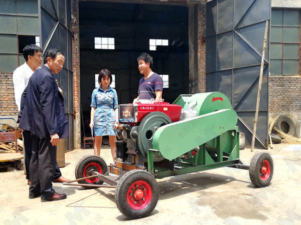 吉林客戶來廠考察購買可移動木材粉碎機